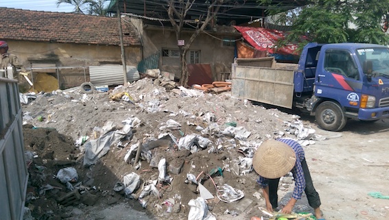 Ô[-]nhiễm[-]môi[-]trường[-]do[-]bãi[-]tập[-]kết[-]vật[-]liệu[-]rác[-]thải[-]tại[-]ngõ[-]84[-]chùa[-]Láng,[-]Đống[-]Đa,[-]Hà[-]Nội