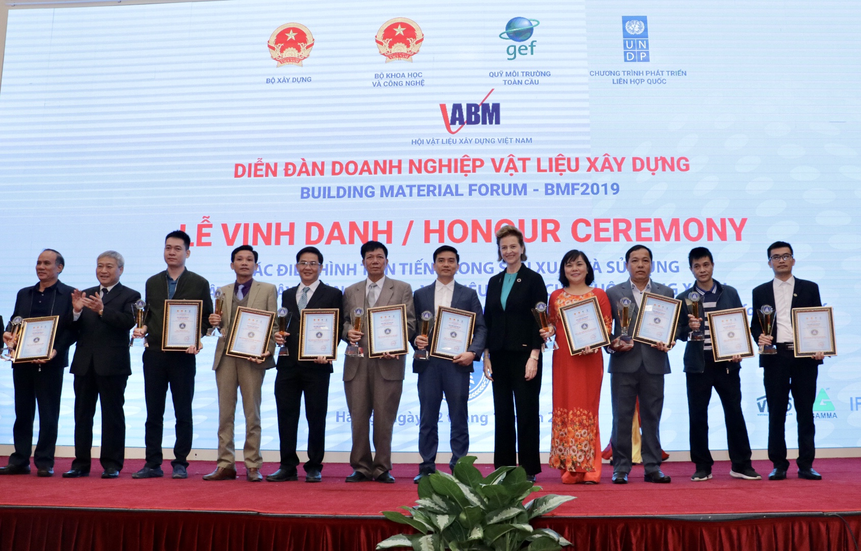 Vinh[-]danh[-]các[-]điển[-]hình[-]tiên[-]tiến[-]trong[-]sản[-]xuất[-]và[-]sử[-]dụng[-]vật[-]liệu[-]xây[-]không[-]nung[-]-[-]Vật[-]liệu[-]xanh[-]cho[-]cuộc[-]sống[-]xanh