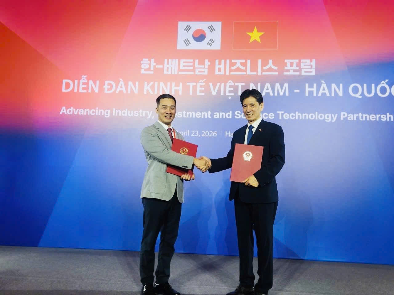 Hợp[-]t&aacute;c[-]chiến[-]lược[-]Việt[-]Nam[-]-[-]H&agrave;n[-]Quốc:[-]Từ[-]cam[-]kết[-]ch&iacute;nh[-]trị[-]đến[-]li&ecirc;n[-]kết[-]kinh[-]tế[-]xanh[-]thực[-]chất