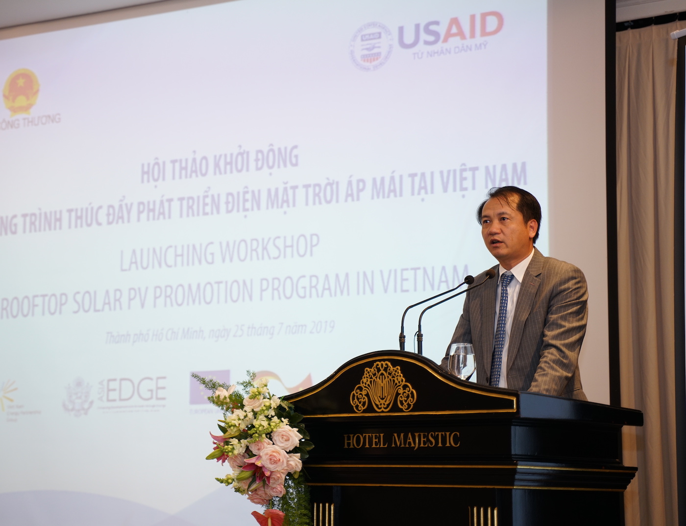 Chương[-]trình[-]thúc[-]đẩy[-]phát[-]triển[-]điện[-]mặt[-]trời[-]áp[-]mái[-]tại[-]Việt[-]Nam