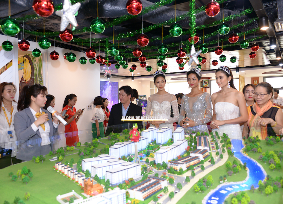 Top[-]3[-]Hoa[-]hậu[-]Hoàn[-]vũ[-]Việt[-]Nam[-]2017[-]thăm[-]và[-]cám[-]ơn[-]nhà[-]tài[-]trợ[-]