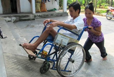  Hàng[-]ngày[-]chị[-]Đông[-]bế[-]chồng[-]lên[-]xe[-]lăn[-]rồi[-]đi[-]làm[-]nuôi[-]cả[-]nhà.