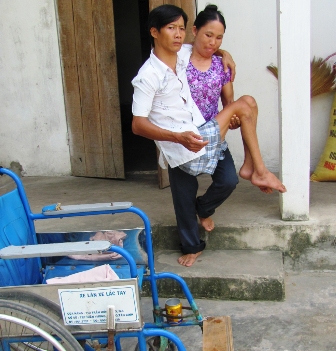 Chị[-]Đông[-]một[-]tay[-]lo[-]việc[-]gia[-]đình,[-]một[-]tay[-]chăm[-]sóc[-]nhà.