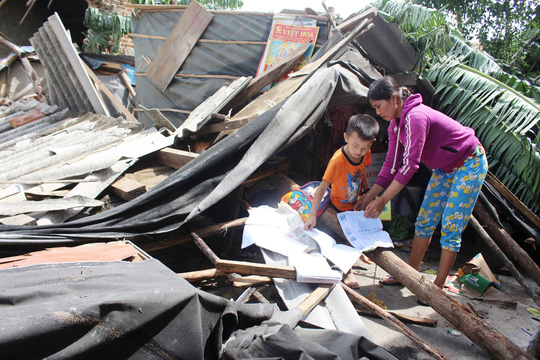 [-]Dự[-]báo[-]một[-]nơi,[-]bão[-]vào[-]một[-]ngả?