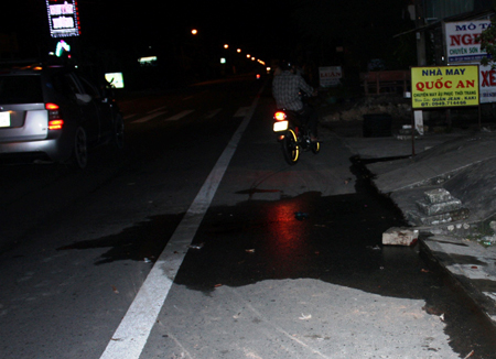 Vết[-]máu[-]cá[-]sấu[-]bị[-]đập[-]chết[-]lúc[-]0[-]giờ[-]30[-]ngày[-]16/10,[-]trên[-]quốc[-]lộ[-]1A