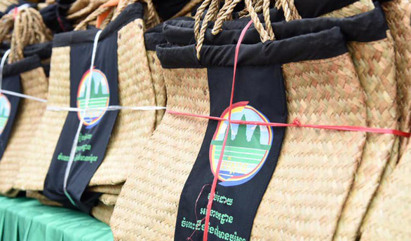 Campuchia[-]ph&aacute;t[-]giỏ[-]c&oacute;i[-]cho[-]d&acirc;n[-]đi[-]chợ[-]để[-]bớt[-]xả[-]r&aacute;c