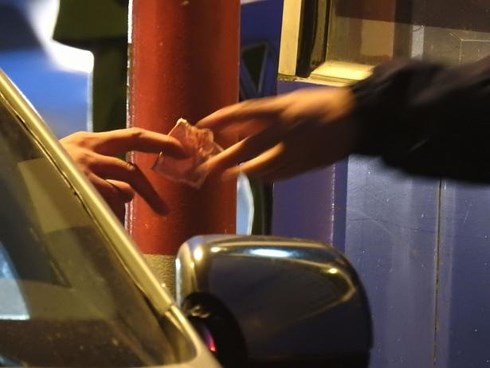 Cấm[-]vĩnh[-]viễn[-]hai[-]&ocirc;[-]t&ocirc;[-]lưu[-]th&ocirc;ng[-]tr&ecirc;n[-]đường[-]cao[-]tốc:[-]VEC[-]lạm[-]quyền,[-]tr&aacute;i[-]luật?