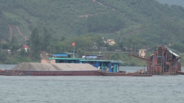 Người[-]dân[-]tiếp[-]tục[-]kiến[-]nghị[-]về[-]tình[-]trạng[-]khai[-]thác[-]cát[-]trên[-]hạ[-]lưu[-]hồ[-]Hòa[-]Bình[-]