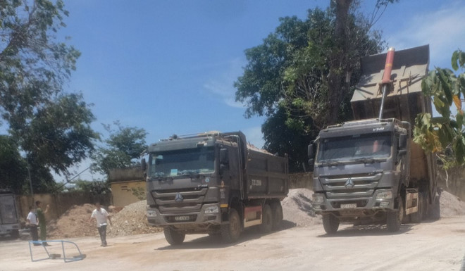 Bắt[-]quả[-]tang[-]vụ[-]khai[-]th&aacute;c[-]c&aacute;t[-]tr&aacute;i[-]ph&eacute;p[-]giữa[-]trung[-]t&acirc;m[-]thị[-]trấn[-]Phước[-]Bửu