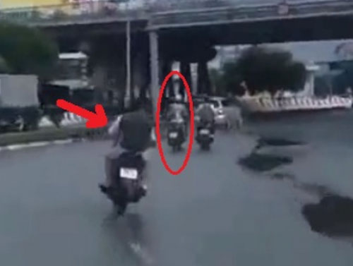 Cô[-]gái,[-]nạn[-]nhân[-]của[-]vụ[-]cướp[-](vòng[-]tròn[-]đỏ),[-]bị[-]hai[-]tên[-]cướp[-]giật[-](mũi[-]tên[-]đỏ)[-]đeo[-]bám[-]quyết[-]liệt