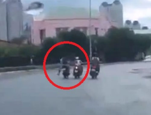 Bọn[-]cướp[-]đưa[-]tay[-]giật[-]chiếc[-]ví[-]trước[-]ngực[-]cô[-]gái