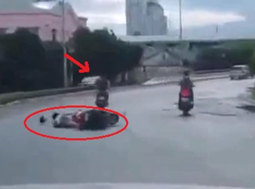 Cô[-]gái[-]té[-]xuống[-]đường[-]trong[-]sự[-]ngỡ[-]ngàng[-]và[-]hai[-]tên[-]cướp[-]tháo[-]chạy