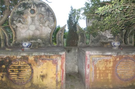 Ngôi[-]đền[-]ngàn[-]tuổi[-]và[-]chiếc[-]ấn[-]thiêng[-]bị[-]đánh[-]cắp