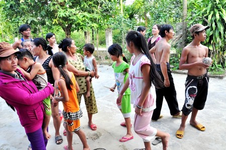 Người[-]dân[-]trên[-]địa[-]bàn[-]xã[-]Trà[-]Sơn[-](Bắc[-]Trà[-]My)[-]lo[-]sợ[-]chạy[-]ra[-]ngoài[-]sân[-]khi[-]có[-]động[-]đất[-]xảy[-]ra