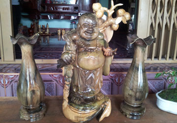 Bức[-]tượng[-]Phật[-]Di[-]Lặc[-]và[-]cặp[-]lục[-]bình[-]bằng[-]gỗ[-]đổi[-]màu[-]có[-]giá[-]bán[-]lần[-]lượt[-]là[-]4[-]triệu[-]và[-]2[-]triệu[-]đồng.