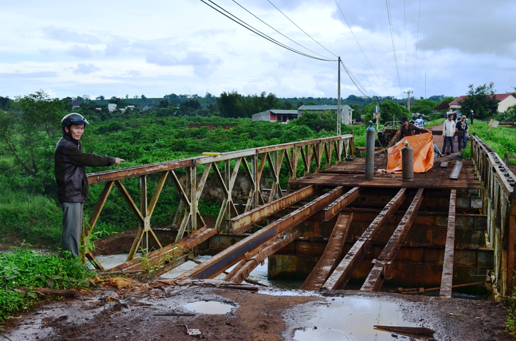 Cầu[-]chính[-]qua[-]tràn[-]hồ[-]thủy[-]điện[-]Cư[-]Kpô[-]bị[-]hư[-]hỏng.[-][-]