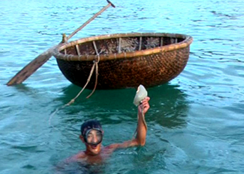 Một[-]ngư[-]dân[-]trẻ[-]lặn[-]vớt[-]được[-]một[-]mảnh[-]vỡ[-]cổ[-]vật[-]gốm[-]sứ[-]dưới[-]vùng[-]biển[-]thôn[-]Châu[-]Thuận[-]Biển.[-]Ảnh:[-]Trí[-]Tín.