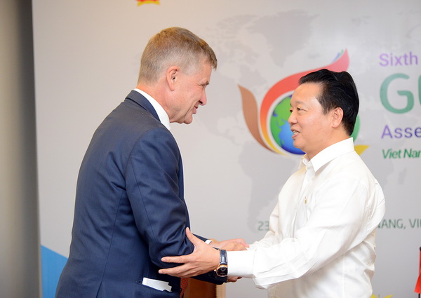 Việt[-]Nam[-]sẽ[-]đồng[-]hành[-]với[-]thế[-]giới[-]ngừng[-]sản[-]xuất[-]và[-]sử[-]dụng[-]sản[-]phẩm[-]nhựa[-]dùng[-]một[-]lần[-]