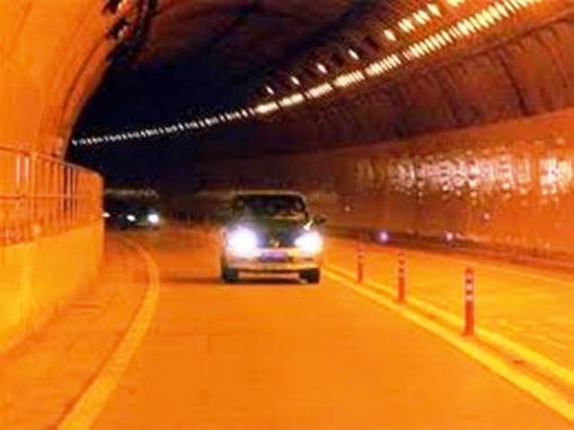 Hầm[-]đường[-]bộ[-]Hải[-]Vân[-]có[-]nhiều[-]vết[-]nứt.