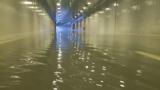 Hầm[-]chui[-]118[-]tỉ[-]đồng[-]ở[-]Đ&agrave;[-]Nẵng[-]bị[-]ngập[-]nặng