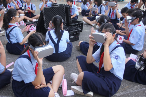 Học[-]sinh[-]h&agrave;o[-]hứng[-]tiết[-]học[-]với[-]c&ocirc;ng[-]nghệ[-]4.0