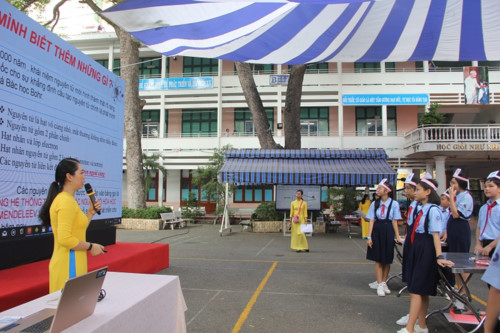 Học[-]sinh[-]h&agrave;o[-]hứng[-]tiết[-]học[-]với[-]c&ocirc;ng[-]nghệ[-]4.0