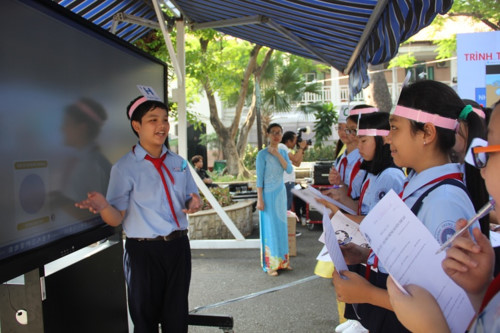 Học[-]sinh[-]h&agrave;o[-]hứng[-]tiết[-]học[-]với[-]c&ocirc;ng[-]nghệ[-]4.0