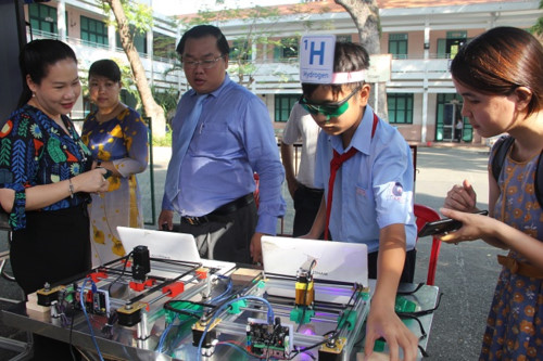 Học[-]sinh[-]h&agrave;o[-]hứng[-]tiết[-]học[-]với[-]c&ocirc;ng[-]nghệ[-]4.0