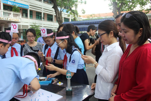 Học[-]sinh[-]h&agrave;o[-]hứng[-]tiết[-]học[-]với[-]c&ocirc;ng[-]nghệ[-]4.0