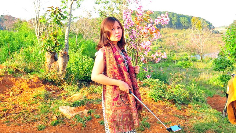 Nữ[-]phó[-]giám[-]đốc[-]sở[-]bẻ[-]hoa[-]bị[-]kỷ[-]luật[-]Đảng