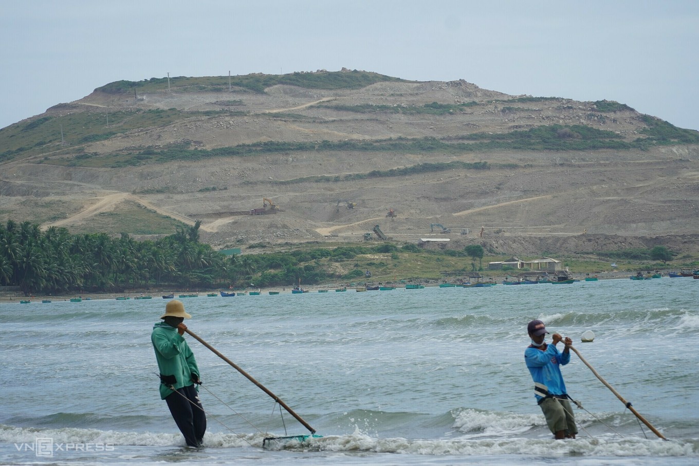 B&Igrave;NH[-]THUẬN:[-]Dừng[-]san[-]ủi[-]H&ograve;n[-]Rơm