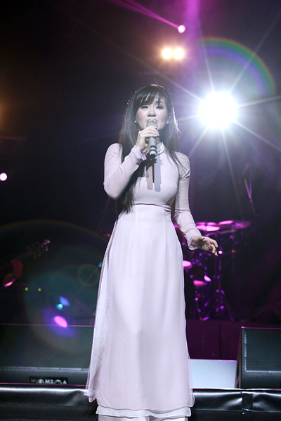 Mở[-]màn[-]cho[-]liveshow[-]"Có[-]phải[-]em[-]mùa[-]thu[-]Hà[-]Nội"[-]diễn[-]ra[-]vào[-]tối[-]qua[-](4/10)[-]tại[-]Cung[-]Văn[-]hóa[-]Hữu[-]nghị,[-]Hồng[-]Nhung[-]xuất[-]hiện[-]giản[-]dị[-]giữa[-]hàng[-]ghế[-]khán[-]giả[-]trong[-]bộ[-]áo[-]dài[-]trắng[-]tinh[-]khôi[-]và[-]mái[-]tóc[-]dài[-]buông[-]tự[-]nhiên.[-]Không[-]ít[-]người[-]xem[-]đã[-]bất[-]ngờ[-]trước[-]hình[-]ảnh[-]trẻ[-]trung[-]quen[-]thuộc[-]ngày[-]nào[-]của[-]cô[-]"Bống"[-]dù[-]đã[-]nhiều[-]năm[-]trôi[-]qua[-]kể[-]từ[-]khi[-]chị[-]chuyển[-]vào[-]sinh[-]sống[-]tại[-]TP[-]HCM.