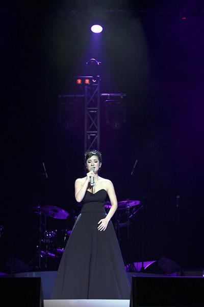 Thay[-]bộ[-]váy[-]đen[-]lộng[-]lẫy,[-]Hồng[-]Nhung[-]trở[-]lại[-]vẻ[-]mặn[-]mà,[-]gợi[-]cảm[-]đúng[-]như[-]hình[-]ảnh[-]viên[-]mãn[-]của[-]chị[-]trong[-]cuộc[-]sống[-]hôn[-]nhân[-]hiện[-]tại.