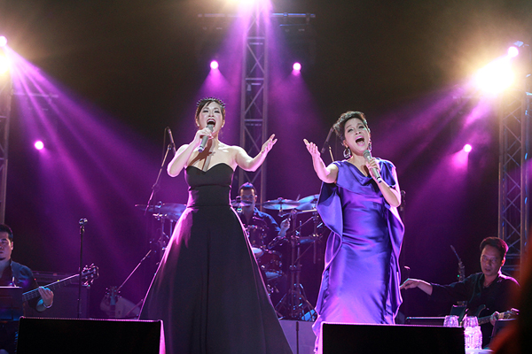 Hai[-]diva[-]còn[-]kết[-]hợp[-]trong[-]nhạc[-]phẩm[-]"Trở[-]về"[-]của[-]nhạc[-]sĩ[-]Dương[-]Thụ[-]như[-]một[-]lời[-]tri[-]ân[-]tới[-]khán[-]giả[-]đã[-]dành[-]nhiều[-]tình[-]cảm[-]yêu[-]mến[-]cho[-]chị[-]"Bống"[-]trong[-]ngày[-]chị[-]trở[-]về