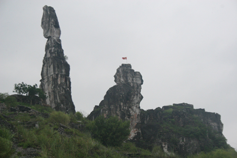 Hòn[-]Vọng[-]Phu[-]vẫn[-]đang[-]“ngóng[-]đợi”[-]trên[-]đỉnh[-]núi[-]Nhồi.