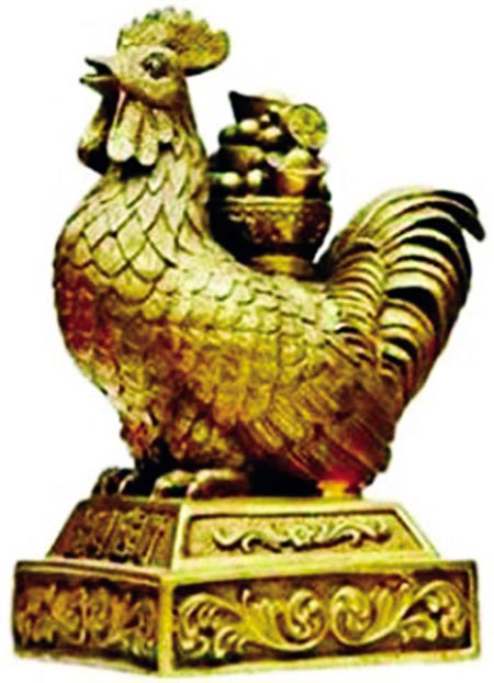 Nhiều[-]người[-]cho[-]rằng:[-]Gà[-]trống[-]trong[-]phong[-]thủy[-]thường[-]dùng[-]để[-]trấn,[-]để[-]hóa[-]giải[-]những[-]chuyện[-]đào[-]hoa,[-]những[-]mối[-]quan[-]hệ[-]tình[-]cảm[-]ngoài[-]luồng[-]gây[-]vận[-]khí[-]không[-]tốt[-]cho[-]gia[-]đình.[-]Ảnh:[-]P.V