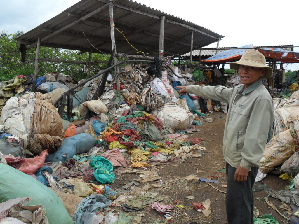 Ngổn[-]ngang[-]b&atilde;i[-]chứa[-]r&aacute;c[-]thải[-]của[-]cơ[-]sở[-]sản[-]xuất[-]nhựa[-][-]t&aacute;i[-]sinh.[-]