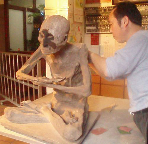 Nhục[-]thân[-]lúc[-]mới[-]đưa[-]ra[-]khỏi[-]chum.