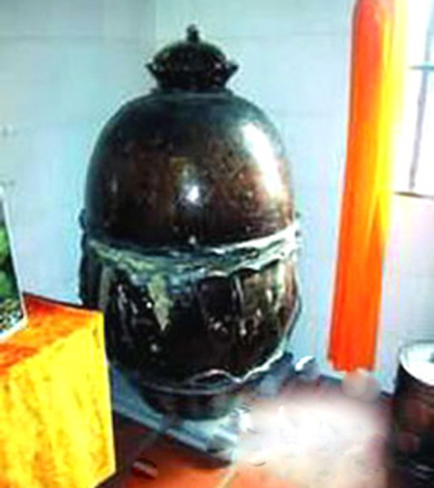 Chiếc[-]chum[-]ướp[-]nhục[-]thân[-]sư[-]Diệu[-]Trí.