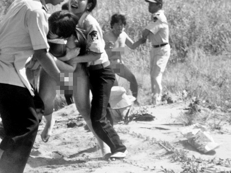 Hai[-]phụ[-]nữ[-]không[-]mặc[-]gì[-]đang[-]giằng[-]co[-]với[-]bảo[-]vệ