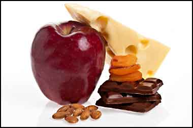 Nên[-]lựa[-]chọn[-]những[-]đồ[-]ăn[-]vặt[-]lành[-]mạnh[-]như[-]các[-]loại[-]hạt,[-]trái[-]cây,[-]sữa[-]chua[-]hoặc[-]các[-]đồ[-]ăn[-]ít[-]chất[-]béo,[-]ít[-]đường[-]và[-]giàu[-]chất[-]xơ