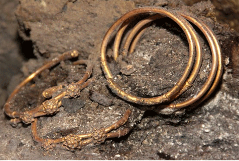 Những[-]chiếc[-]vòng[-]tìm[-]thấy.[-]Ảnh:[-]PA.