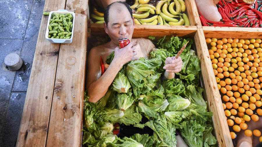 Nam[-]nữ[-]cởi[-]trần[-]tắm[-]trong[-]nồi[-]lẩu:[-]Th&uacute;[-]chơi[-]"lầy[-]lội"[-]đ&oacute;n[-]Tết