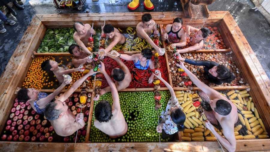 Nam[-]nữ[-]cởi[-]trần[-]tắm[-]trong[-]nồi[-]lẩu:[-]Th&uacute;[-]chơi[-]"lầy[-]lội"[-]đ&oacute;n[-]Tết