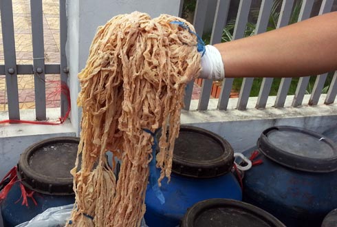 Mỗi[-]khi[-]nguồn[-]hàng[-]đưa[-]ra[-]bốc[-]mùi[-]khó[-]chịu.[-]Ảnh:[-]Thái[-]Thịnh.