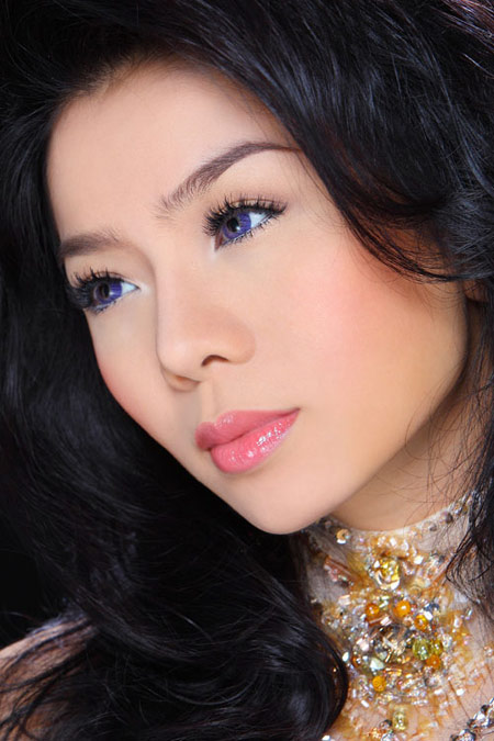 Thế[-]nhưng,[-]Lệ[-]Quyên[-]đã[-]nhanh[-]chóng[-]trở[-]lại[-]với[-]những[-]dự[-]án[-]âm[-]nhạc[-]mới,[-]thêm[-]vai[-]trò[-]mới[-]là[-]doanh[-]nhân.[-]