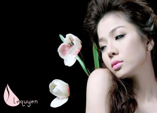 Là[-]một[-]ca[-]sĩ[-]đi[-]lên[-]bằng[-]tài[-]năng,[-]sự[-]nỗ[-]lực,[-]không[-]scandal[-]như[-]một[-]số[-]ca[-]sĩ[-]trẻ[-]hiện[-]nay[-]với[-]những[-]chiêu[-]“lộ[-]hàng”,[-]phát[-]ngôn[-]gây[-]sốc[-]trên[-]báo[-]chí,[-]Lệ[-]Quyên[-]khiến[-]nhiều[-]người[-]nể[-]phục[-]bởi[-]ở[-]tuổi[-]31,[-]chị[-]đã[-]có[-]trong[-]tay[-]một[-]sự[-]nghiệp[-]vừa[-]đủ,[-]một[-]gia[-]đình[-]hạnh[-]phúc[-]với[-]người[-]chồng[-]thành[-]đạt[-]và[-]đứa[-]con[-]trai[-]kháu[-]khỉnh.
