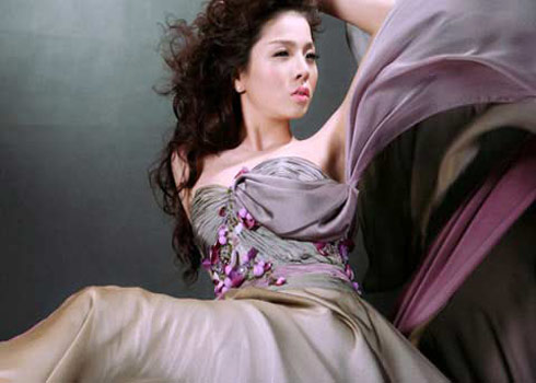 Chị[-]luôn[-]xác[-]định[-]chồng[-]con[-]phải[-]là[-]ưu[-]tiên[-]số[-]một.[-]Cái[-]đích[-]cuối[-]cùng[-]của[-]mọi[-]cố[-]gắng[-]của[-]chị[-]cũng[-]chỉ[-]là[-]muốn[-]có[-]một[-]gia[-]đình[-]yên[-]ấm,[-]hạnh[-]phúc.[-]Thế[-]nên[-]làm[-]gì[-]chị[-]cũng[-]nghĩ[-]đến[-]chồng,[-]đến[-]con[-]trước[-]tiên.