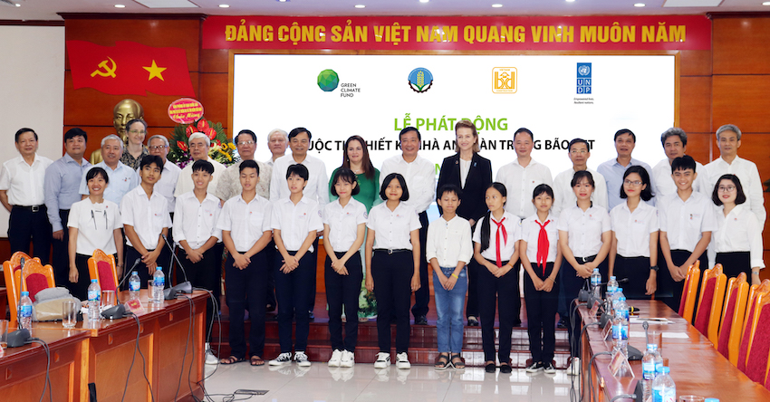 Ph&aacute;t[-]động[-]cuộc[-]thi[-]thiết[-]kế[-]nh&agrave;[-]an[-]to&agrave;n[-]trong[-]b&atilde;o[-]lụt