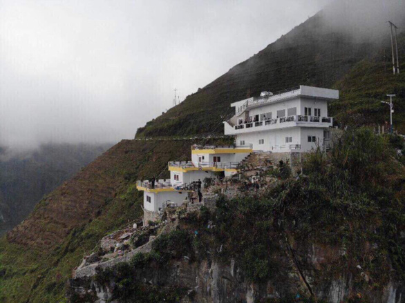 Hà[-]Giang[-]nói[-]gì[-]về[-]công[-]trình[-]không[-]phép[-]trên[-]đỉnh[-]Mã[-]Pì[-]Lèng?